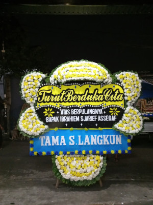 Papan Bunga Duka di Giring
