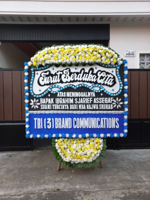 Papan Bunga Duka di Giring